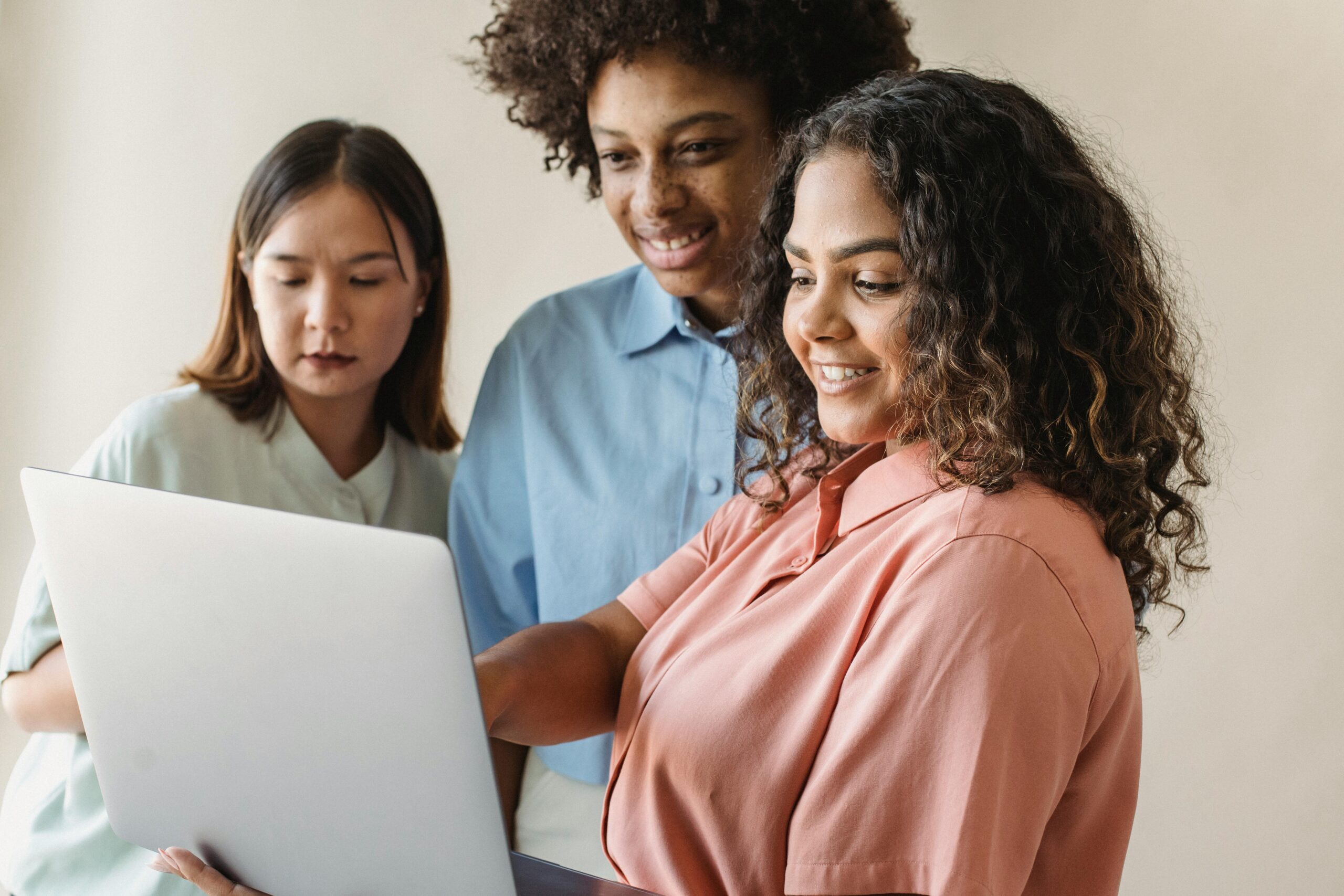 PEO vs EOR: Which Global Employment Solution Fits Your Business?